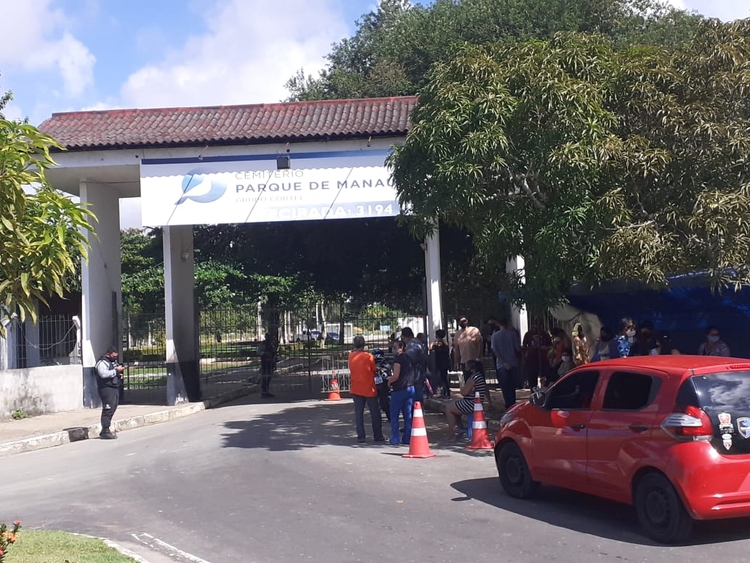 Manaus realizou nesta quinta-feira 46 enterros; 14 de vítimas da Covid