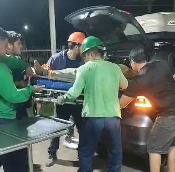 Caminhoneiro morre em acidente ao ser prensado por toras de madeira no Amazonas