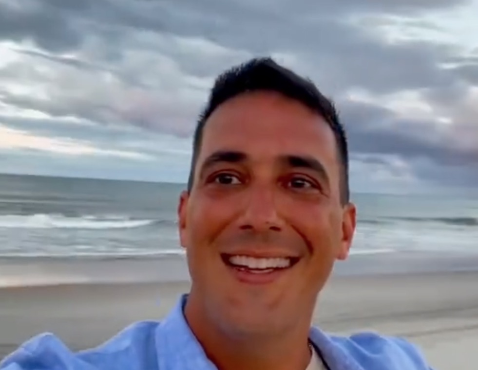 André Marques é picado por vespa em gravação de No Limite: ‘dói pra cara***