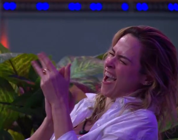 Ana Paula flerta com Jonas, é rejeitada e ameaça beijá-lo na frente de Maxiane