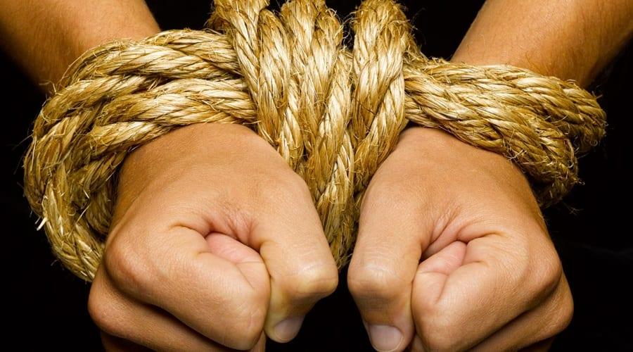 Abandonado por comparsa, assaltante é amarrado e leva surra de populares em Manaus