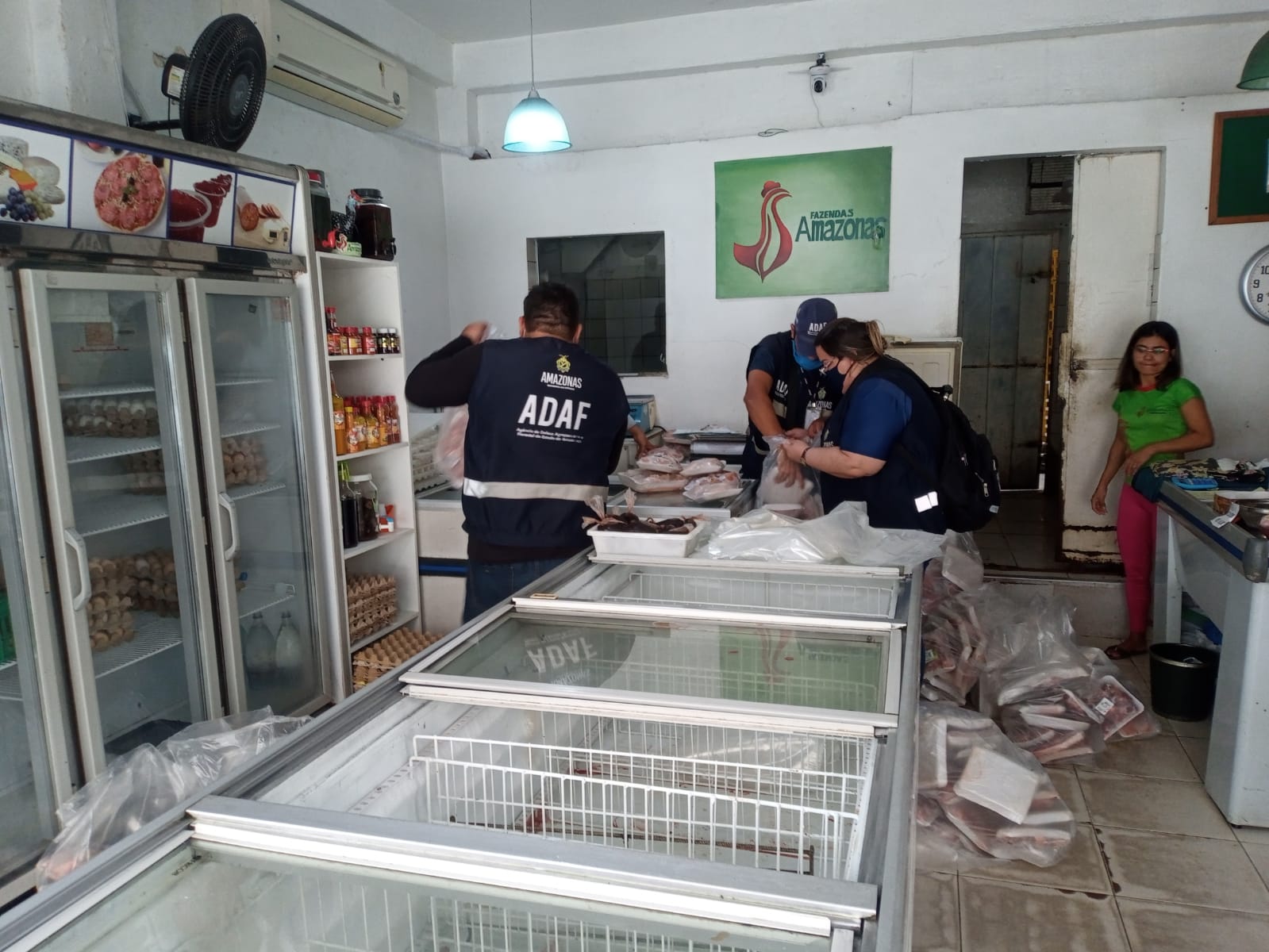 Mais de uma tonelada de mortadela e presunto vencidos são apreendidos em Manaus