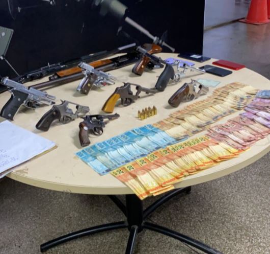 Casal é preso com armas supostamente usadas para mais de 100 mortes em Manaus