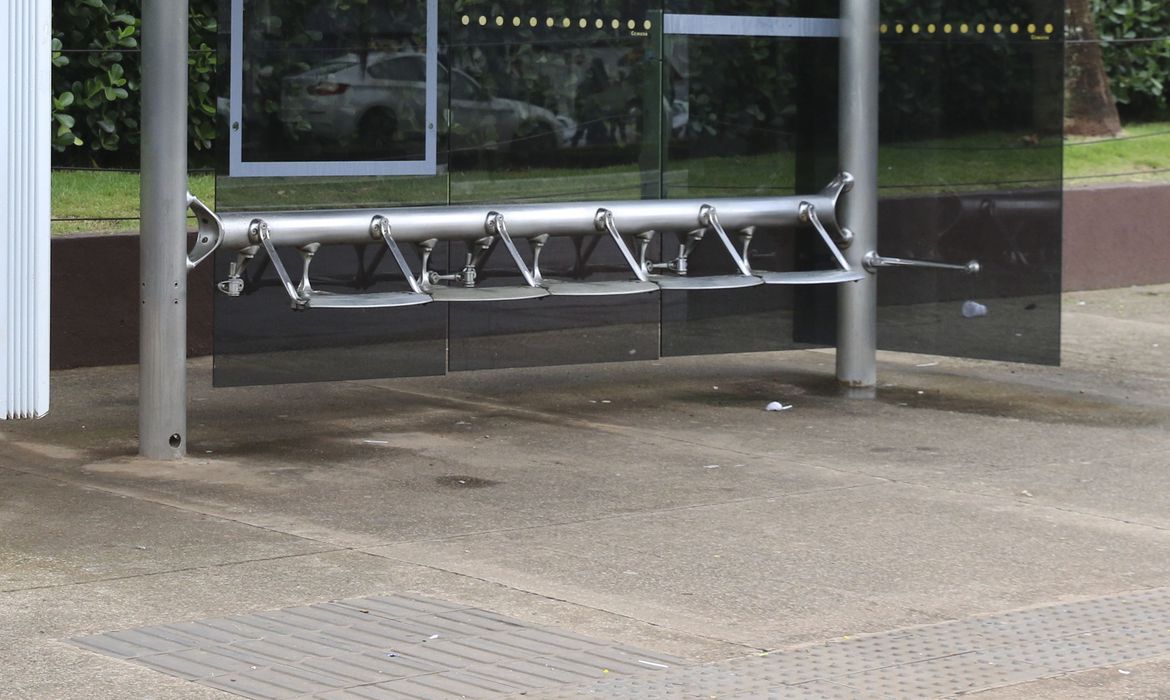 Lei que proíbe estruturas públicas que afastem moradores de rua é promulgada