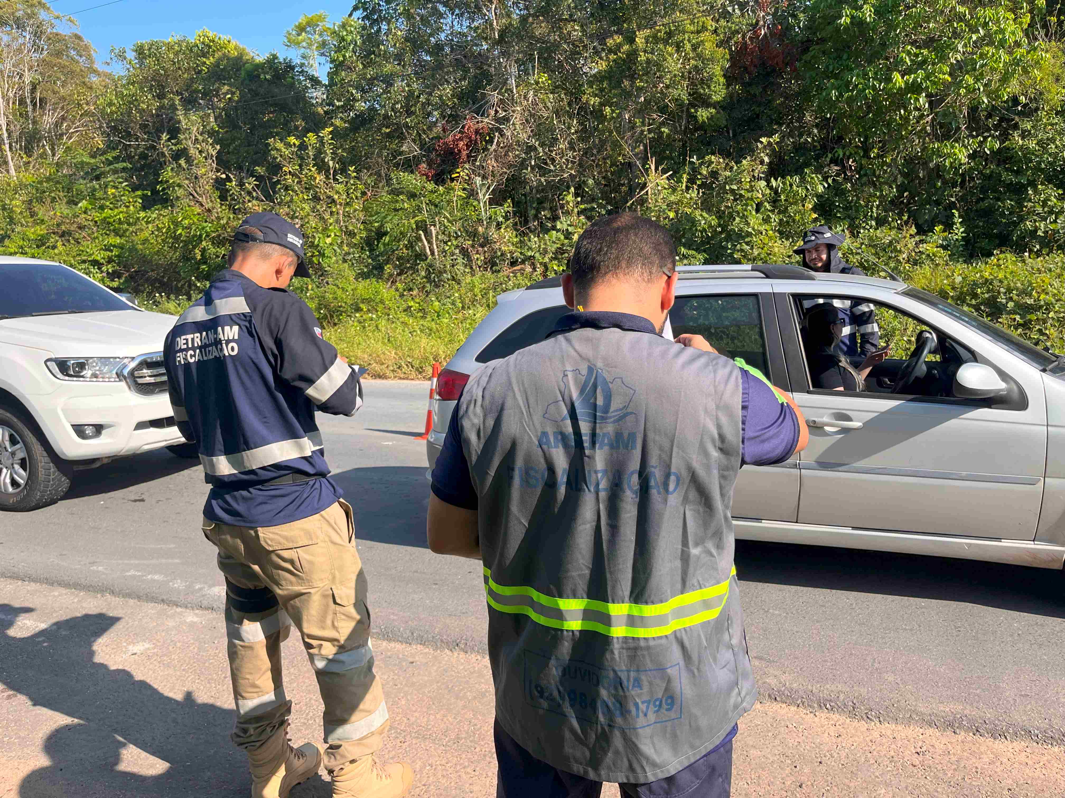 Fiscalização flagra taxistas transportando passageiros de forma clandestina na AM-010
