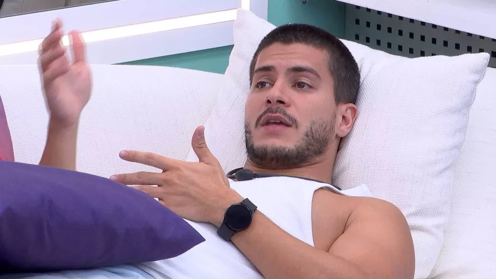 Arthur volta a questionar Douglas após voltar do paredão: ‘fiquei muito chateado'