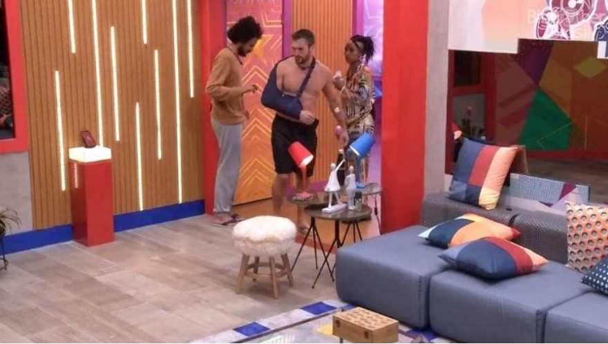 Lesionado, Arthur deixa BBB21 de ambulância para ir ao hospital