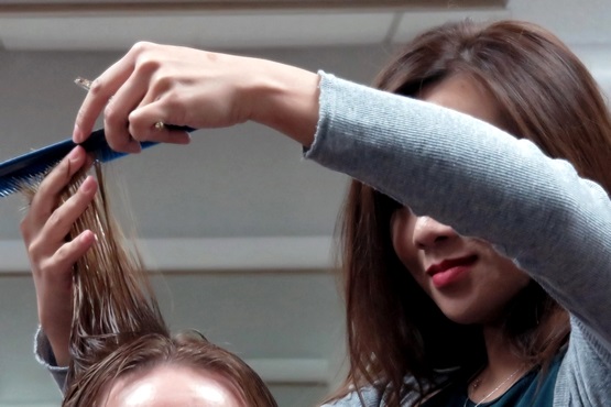 Mulher será indenizada por salão após perder cabelo com descoloração