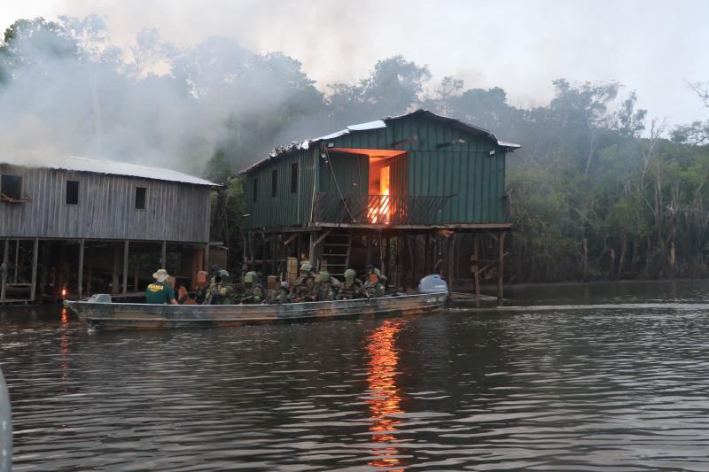 Operação do Exército destrói mais de 70 dragas de garimpeiros ilegais no Amazonas 