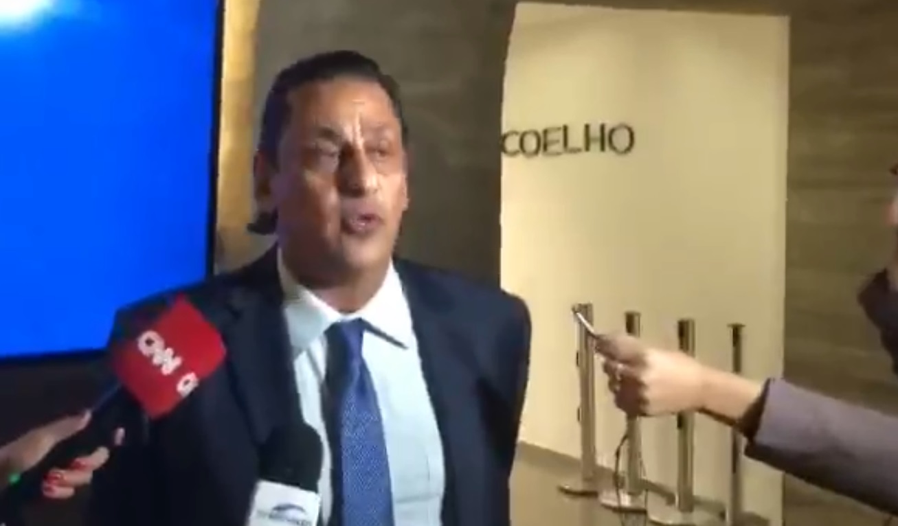 Advogado de Bolsonaro, Wassef entra sem máscara no Senado e se tranca no banheiro feminino