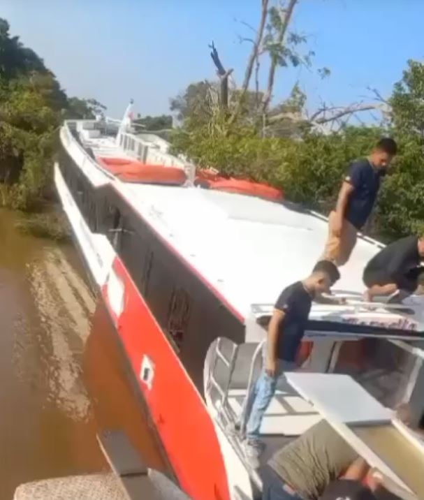 Lancha com passageiros sofre acidente no rio a caminho de Manaus