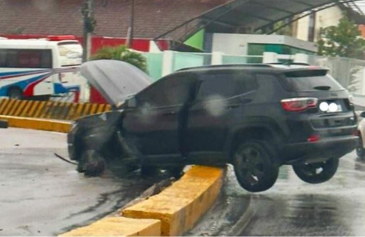 Acidente: Carro perde direção e fica pendurado sobre divisor de pistas em Manaus