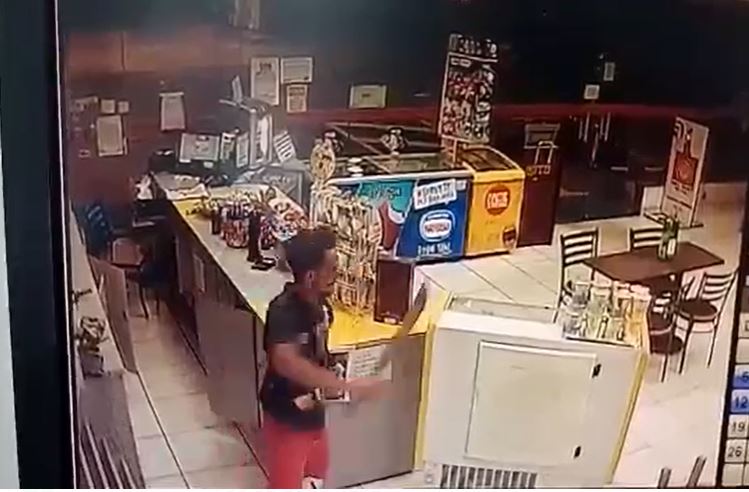 Descontrolado, homem invade loja com terçado e ataca funcionários em Manaus