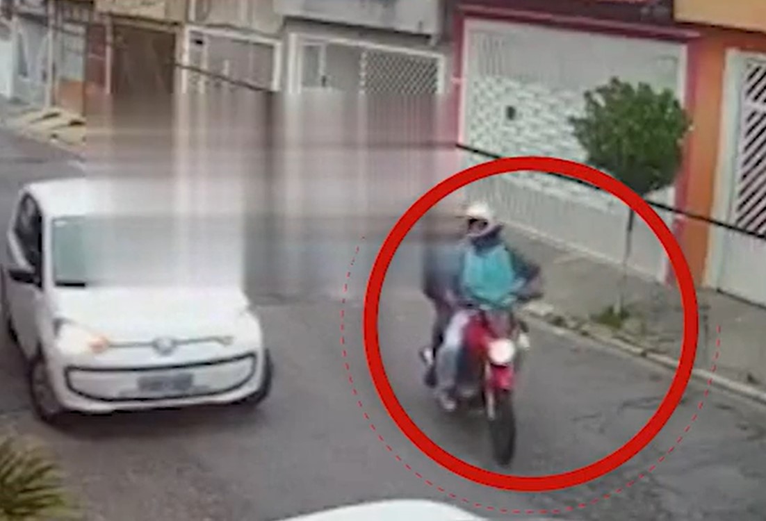 Vídeo: motorista reage a assalto e atropela dois criminosos em moto