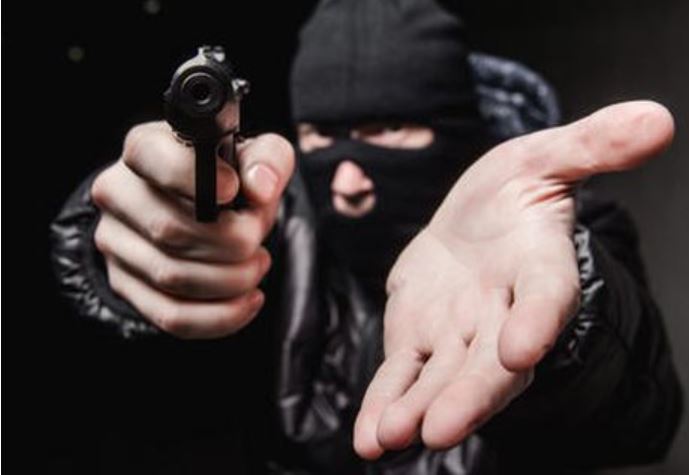 Dupla se dá mal após tocar terror durante assalto à pizzaria em Manaus