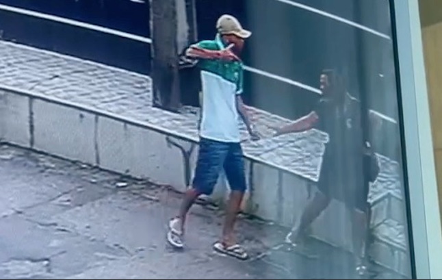 Vídeo: Mulher reage a assalto e suspeitos são presos com arma falsa em Manaus