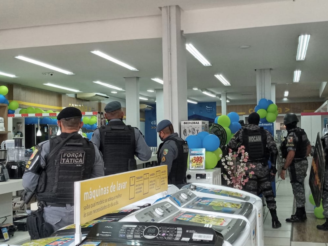 Grupo é feito refém durante assalto a loja Novo Mundo em Manaus; vídeo