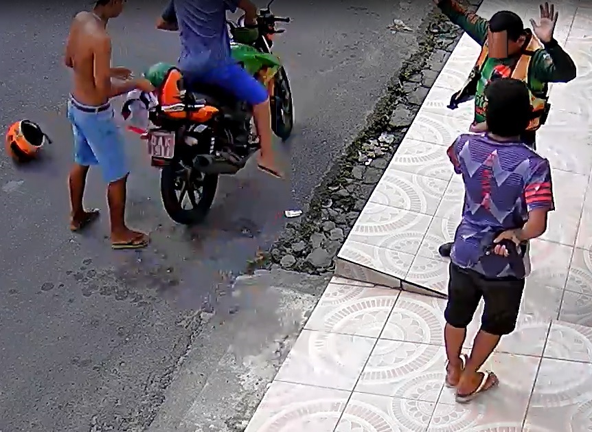 A pé, trio rende mototaxista e leva moto em Manaus; vídeo mostra assalto à mão armada