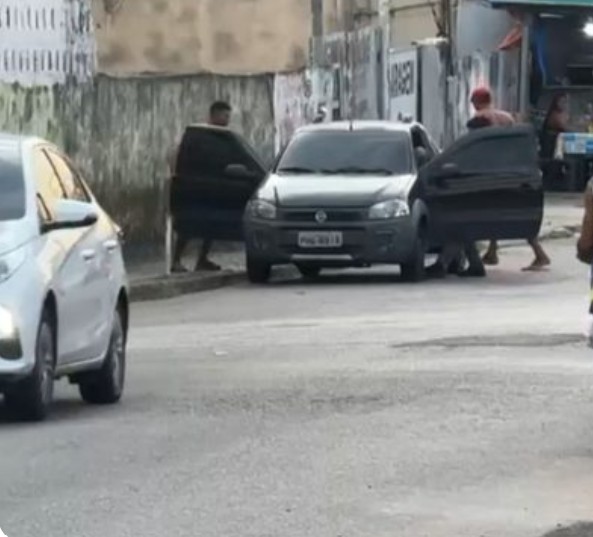 Homem é agredido ao se masturbar em carro e assediar mulher no Crespo