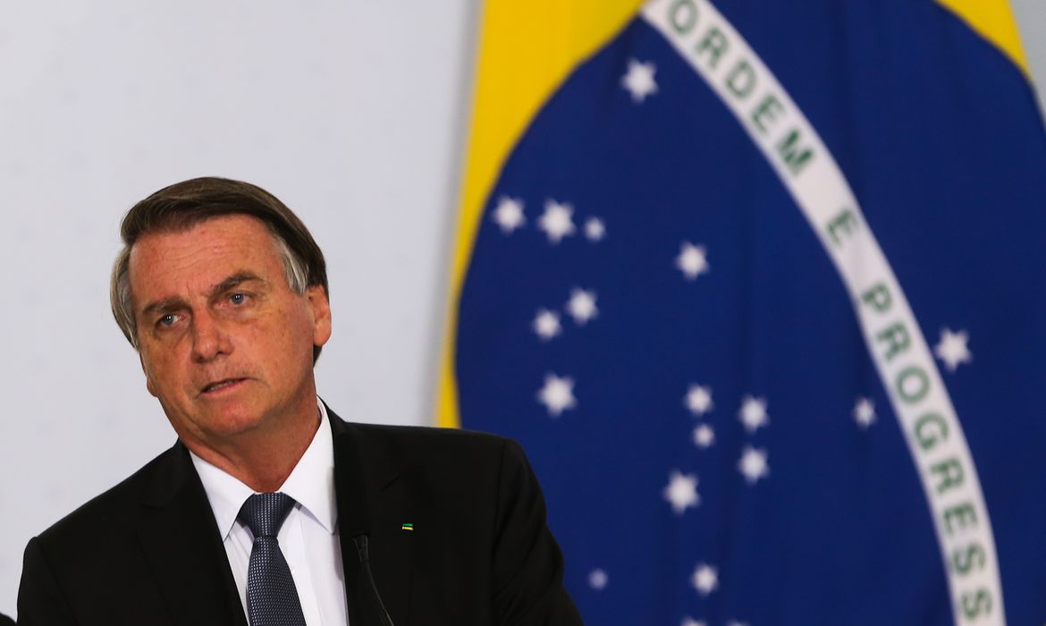 Bolsonaro sanciona com vetos lei que cria Auxílio Brasil