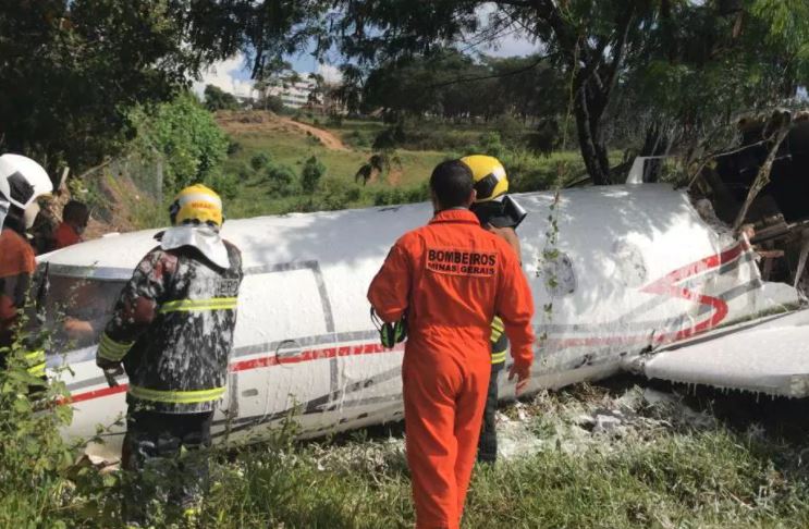 Avião se parte ao meio em grave acidente no aeroporto da Pampulha