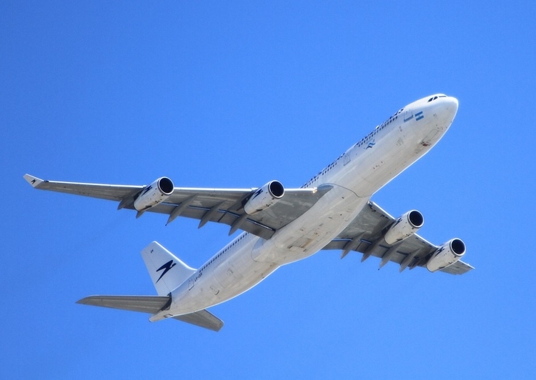 Incidente em avião deixa 50 feridos; passageiros bateram no teto