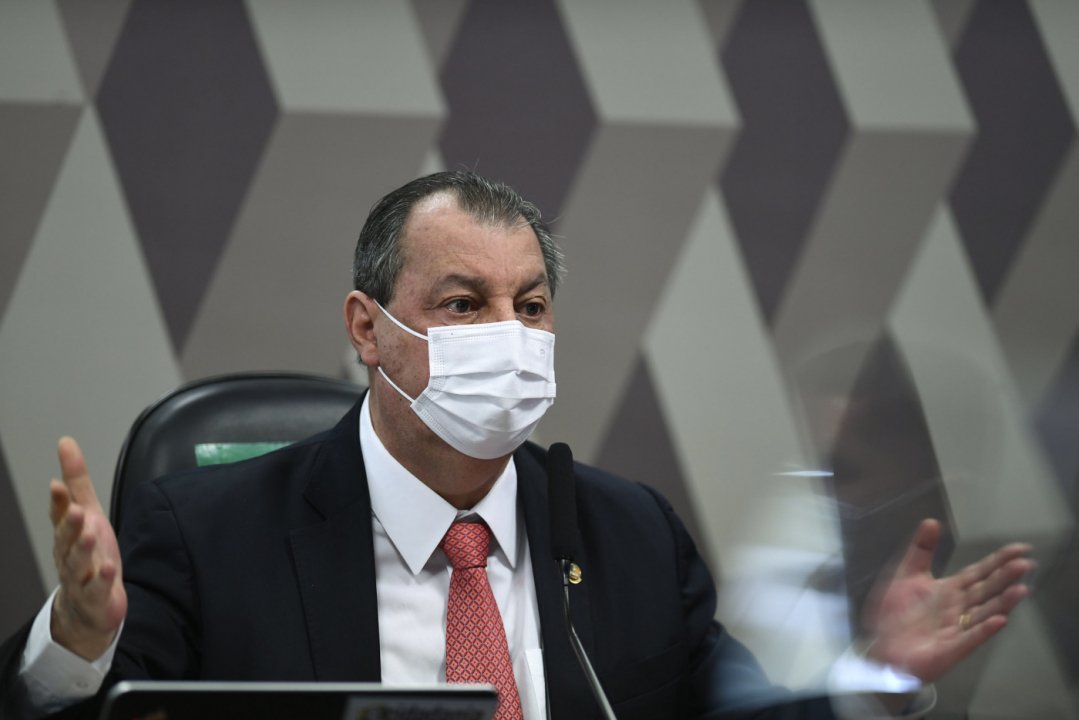 Presidente da CPI pede que Bolsonaro esclareça sobre Covaxin: 'na live'