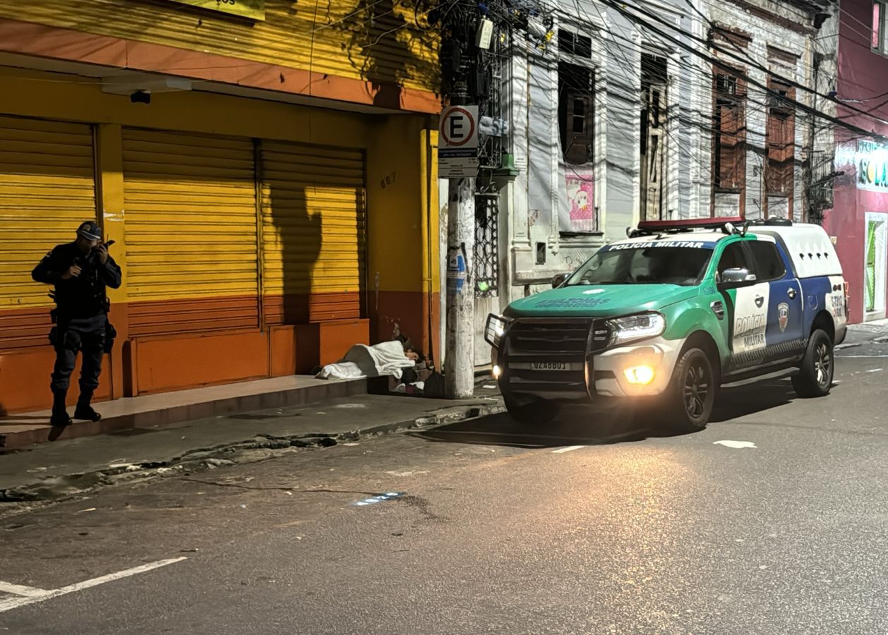 Morador de rua tem cabeça e dedos quebrados ao ser espancado no Centro de Manaus