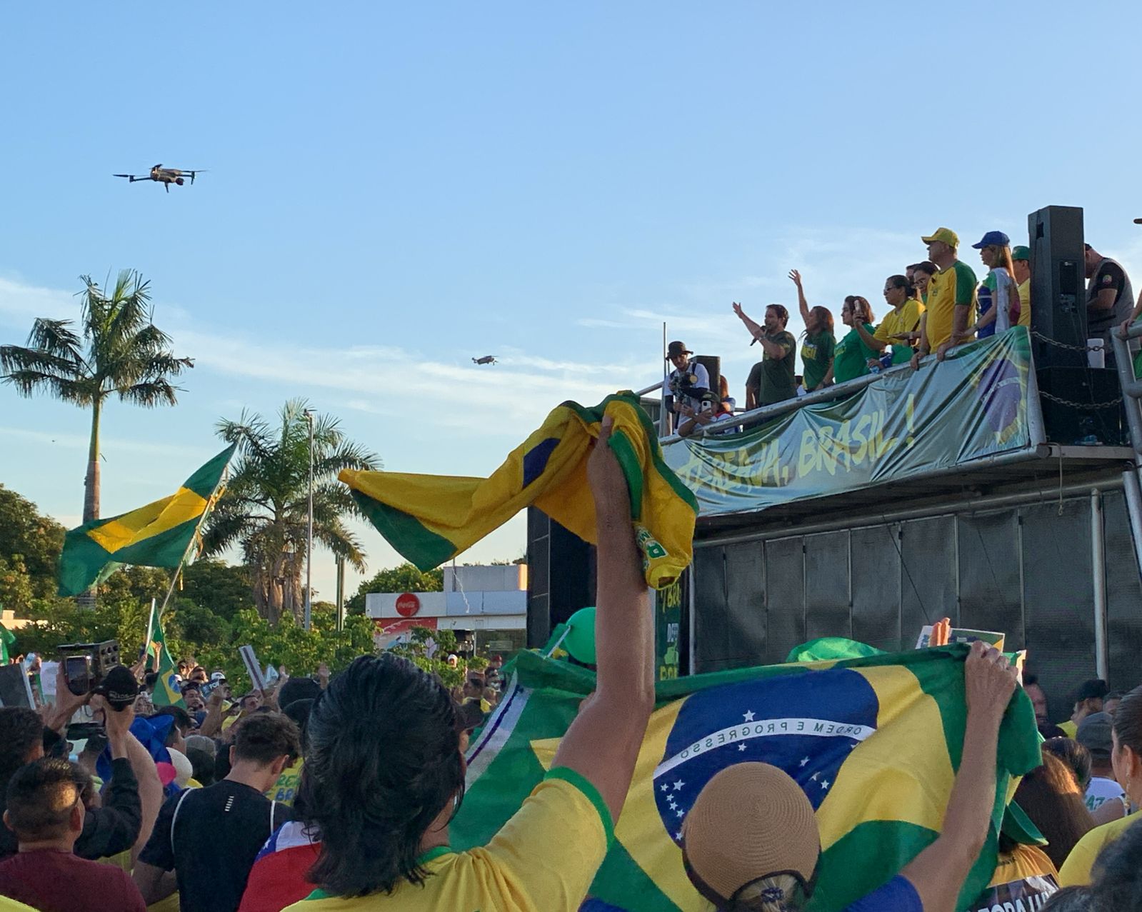 Manifestantes se reúnem na Ponta Negra no ato 'Reaja, Brasil' e criticam Lula e Moraes