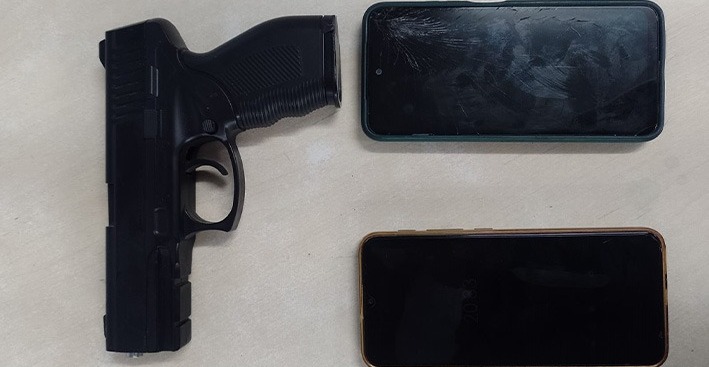 Dupla é presa com arma falsa após perseguição por ruas de Manaus