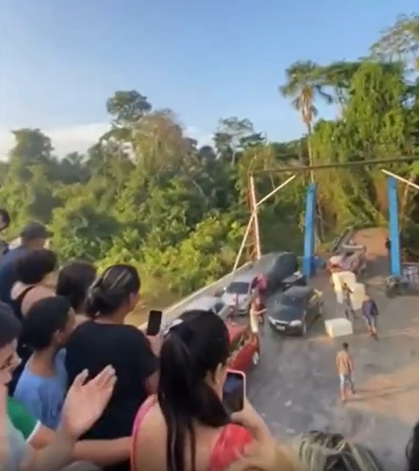 Balsa com 250 passageiros colide contra ilha no Rio Amazonas