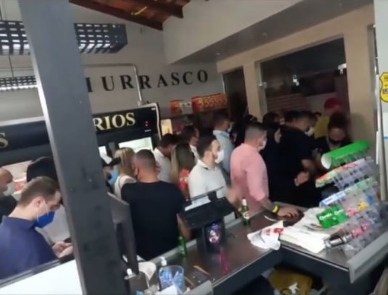 Bares em Manaus são fechados por aglomeração 