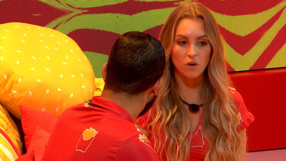 Vídeo: Gil confronta Carla sobre quarto secreto: 'você viu essa conversa?'