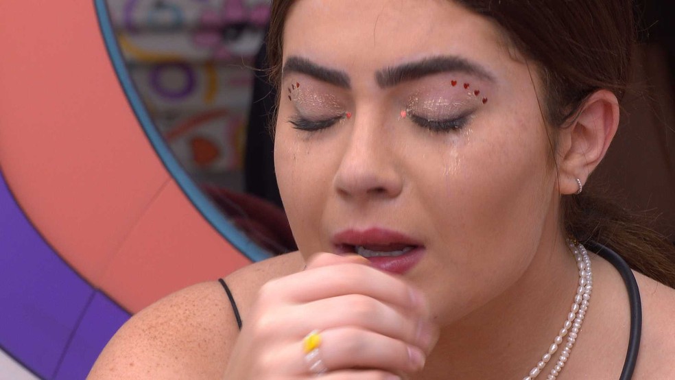 Jade fica aos prantos após eliminação de Larissa: '6 Paredões, 4 foram daqui'