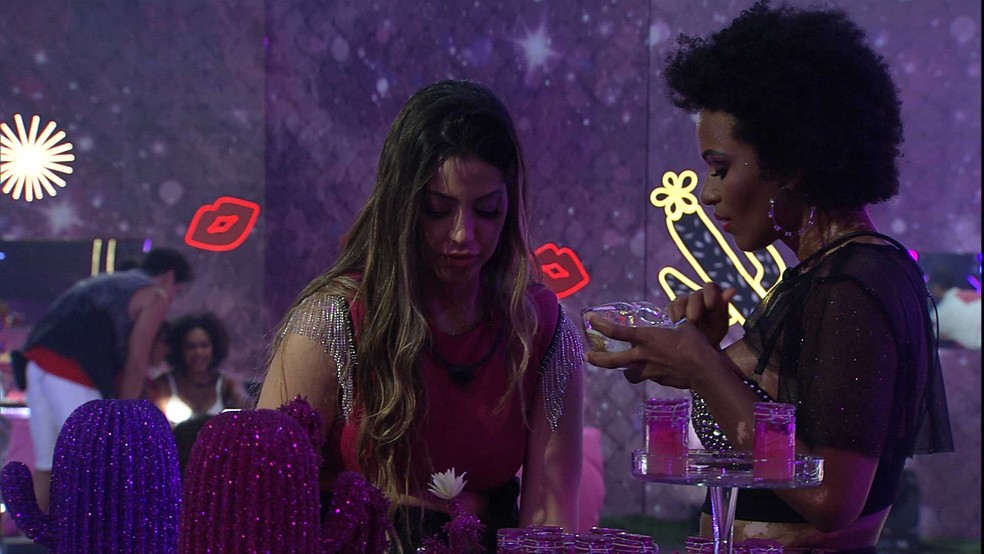 Natália observa brincadeiras de Lina e Jessi com Eli e dispara: 'se beijaram'