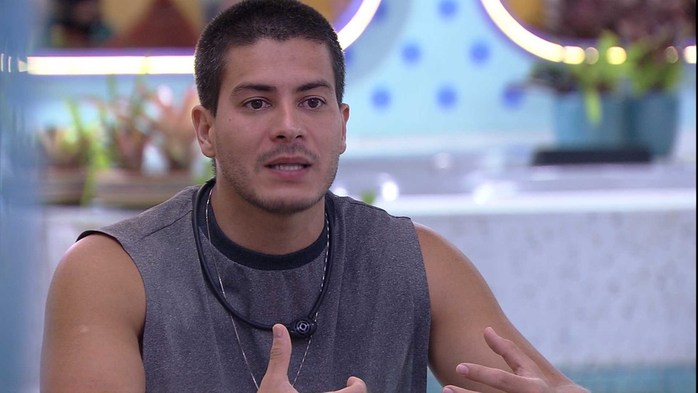 Arthur cogita estar em paredão falso contra Jade no BBB22