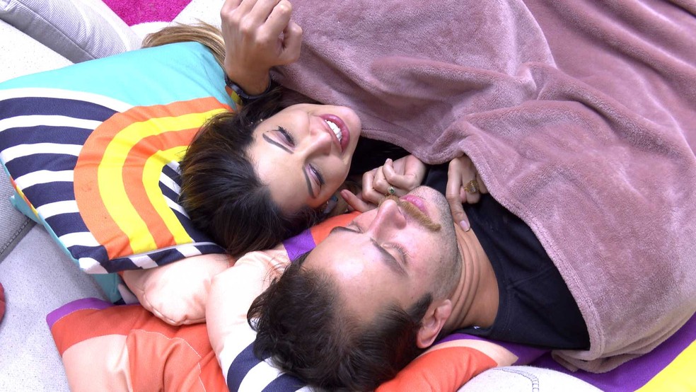 Laís desabafa com Gustavo: 'tem que descobrir um paredão que Arthur sai'