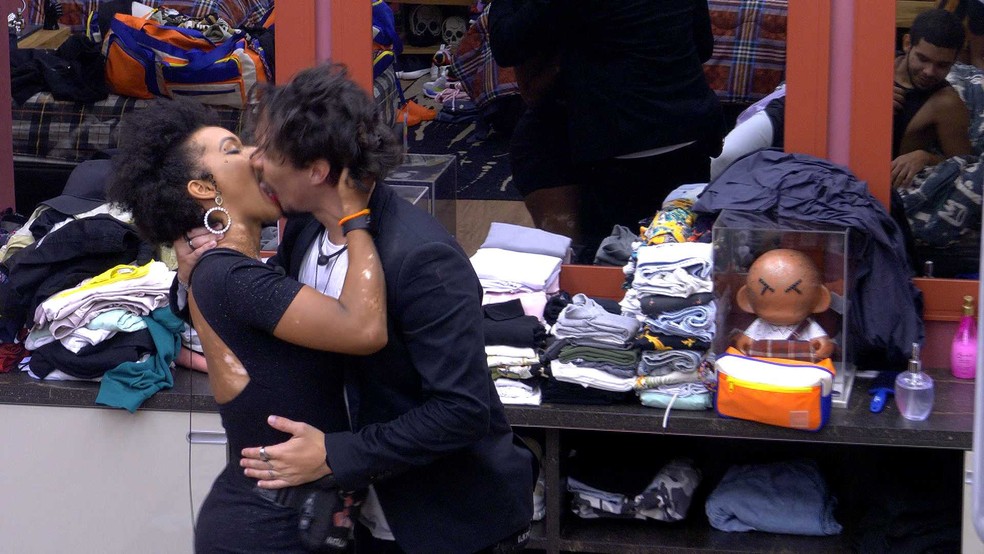 Eliezer e Natália protagonizam cenas quentes durante festa no BBB22; vídeo