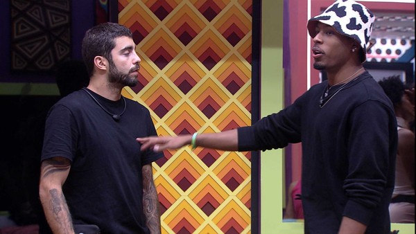 Após saber de interesse de Anitta, PA pergunta motivo do fim do namoro a Pedro Scooby