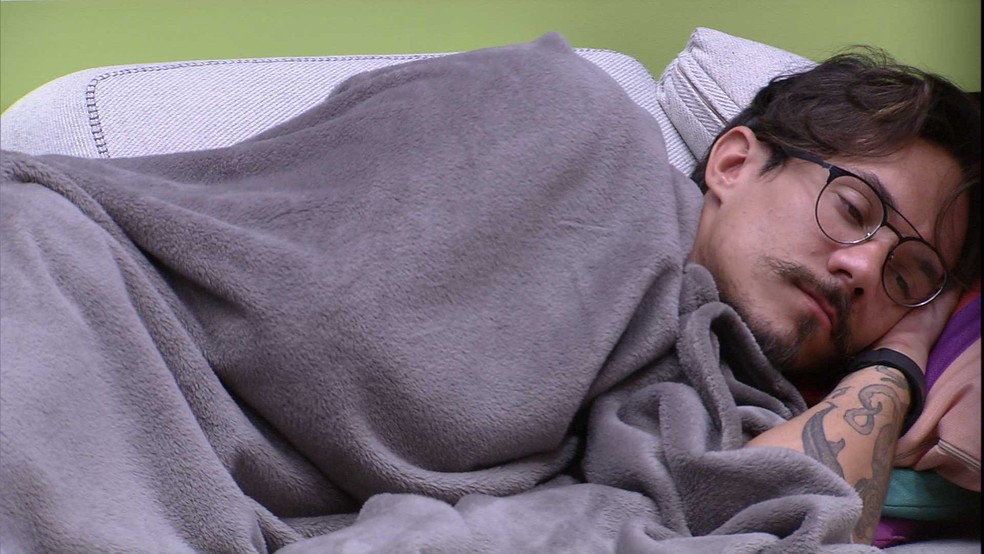 Eli pede por milagre para fugir do paredão após ser vetado da prova do líder