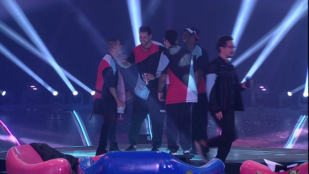 Arthur cria rima sobre romance de PA e Jade: 'bota o colar que eu quero casar'