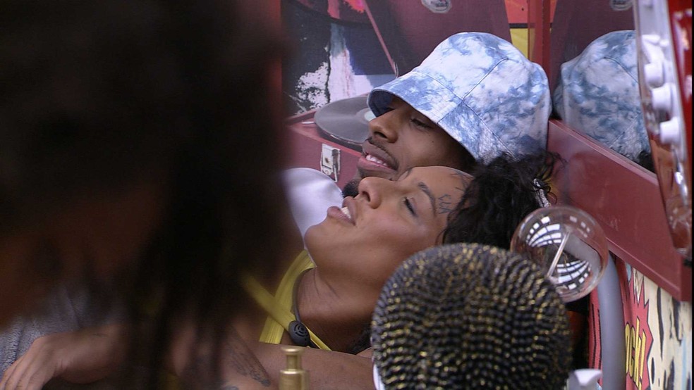 PA e Lina se divertem com 'brincadeiras bobas e gostosas' no quarto grunge