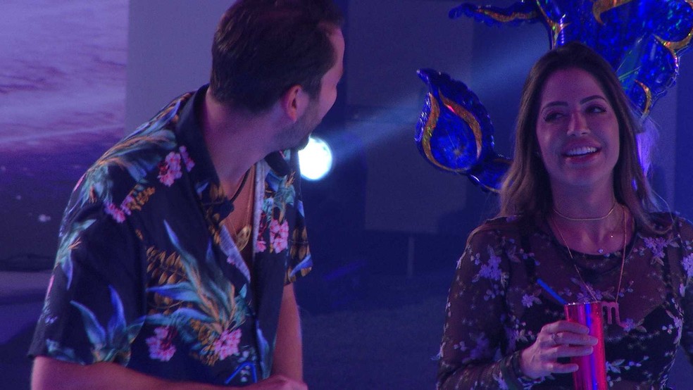 Gustavo dá em cima de Laís durante festa: 'mulher mais desejada do Brasil'