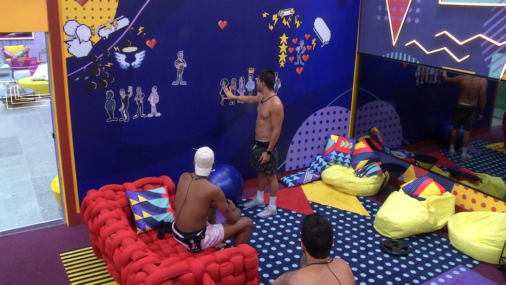 Arthur monta painel tático e analisa jogo no BBB22: 'É o game, 7 contra 4'
