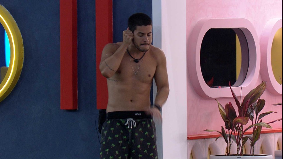 Arthur relembra indicação de Jade após atender big fone: Bora? Eu e você no paredão'