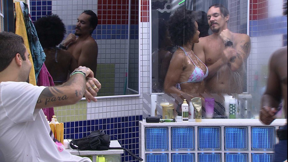 Em clima de romance, Natália e Eliezer tomam banho juntos após festa no BBB22