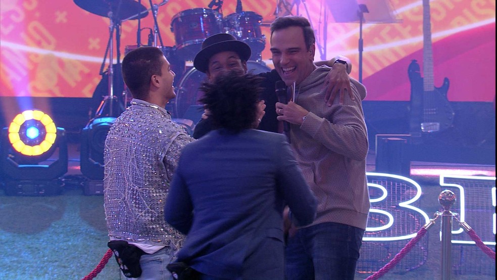 Tadeu Schmidt quebra protocolo e abraça finalistas do BBB22