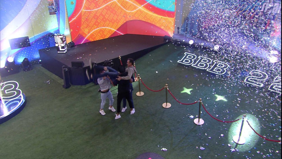 Tadeu Schmidt é carregado por brothers na grande final do BBB22