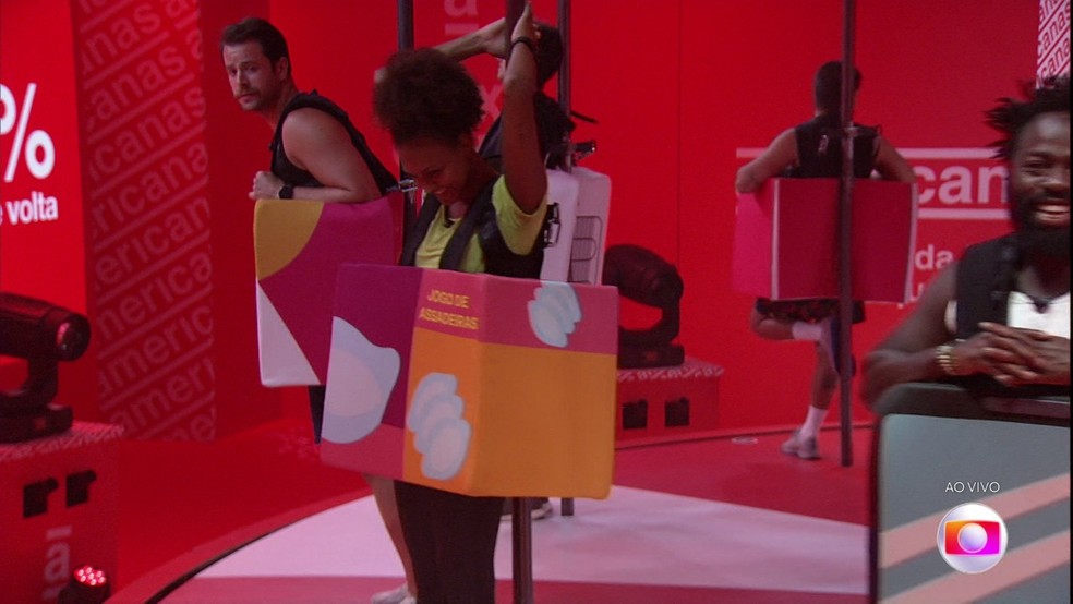 Jessi fala sacanagem ao vivo durante prova do líder e é repreendida por Tadeu