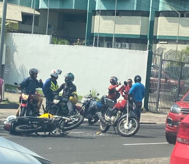 Motocicletas colidem e acidente trava trânsito em avenida de Manaus 